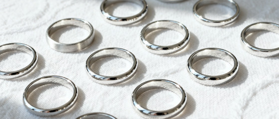 How to Select Jewelry for Cool Undertones in Seasonal Styles